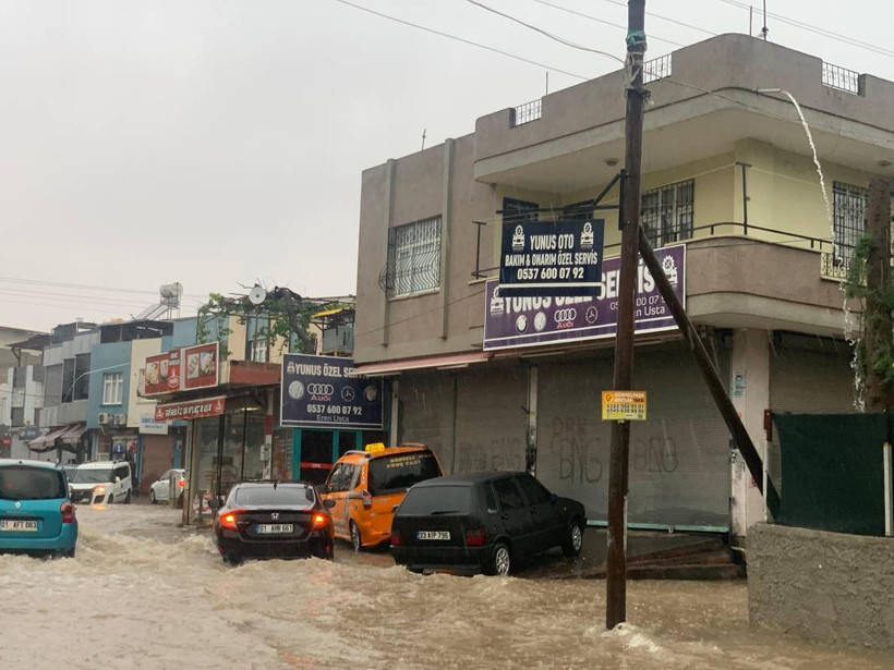 Adana'da fırtına ve sağanak: Ağaçlar devrildi, yollar göle döndü - Resim: 4